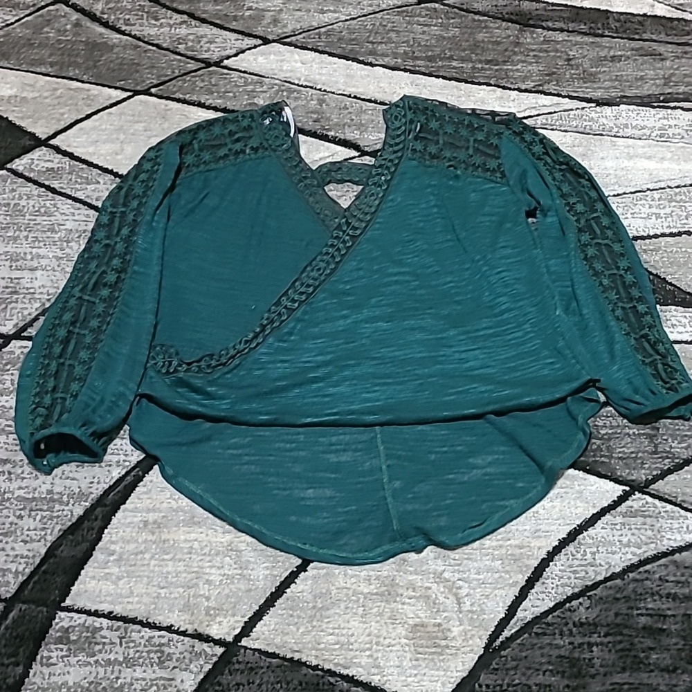 BKE BOUTIQUE LACE-TRIM CUT-OUT LOOP LOW-HIGH ROUNDED HEM BLOUSE